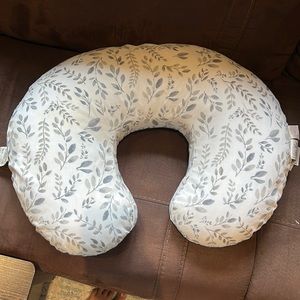 Selling my boppy. It’s in good condition.